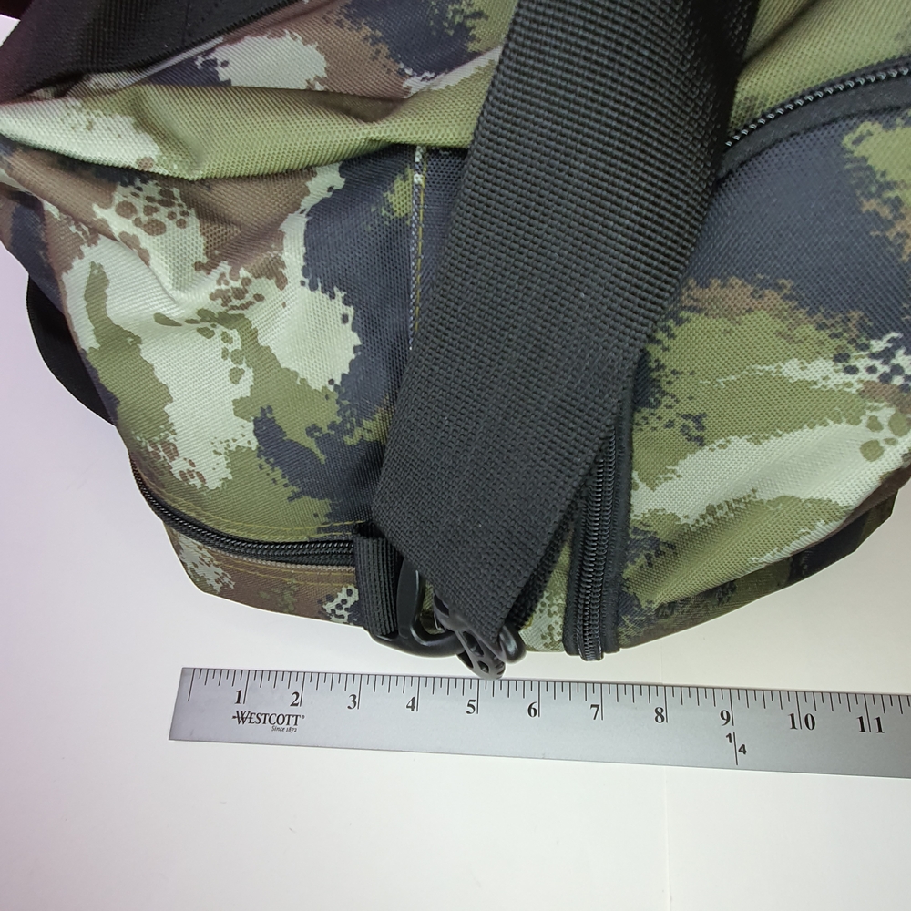 Quiksilver Medium Shelter Green Camo Duffel Bag NWT - Picture 5 of 9
